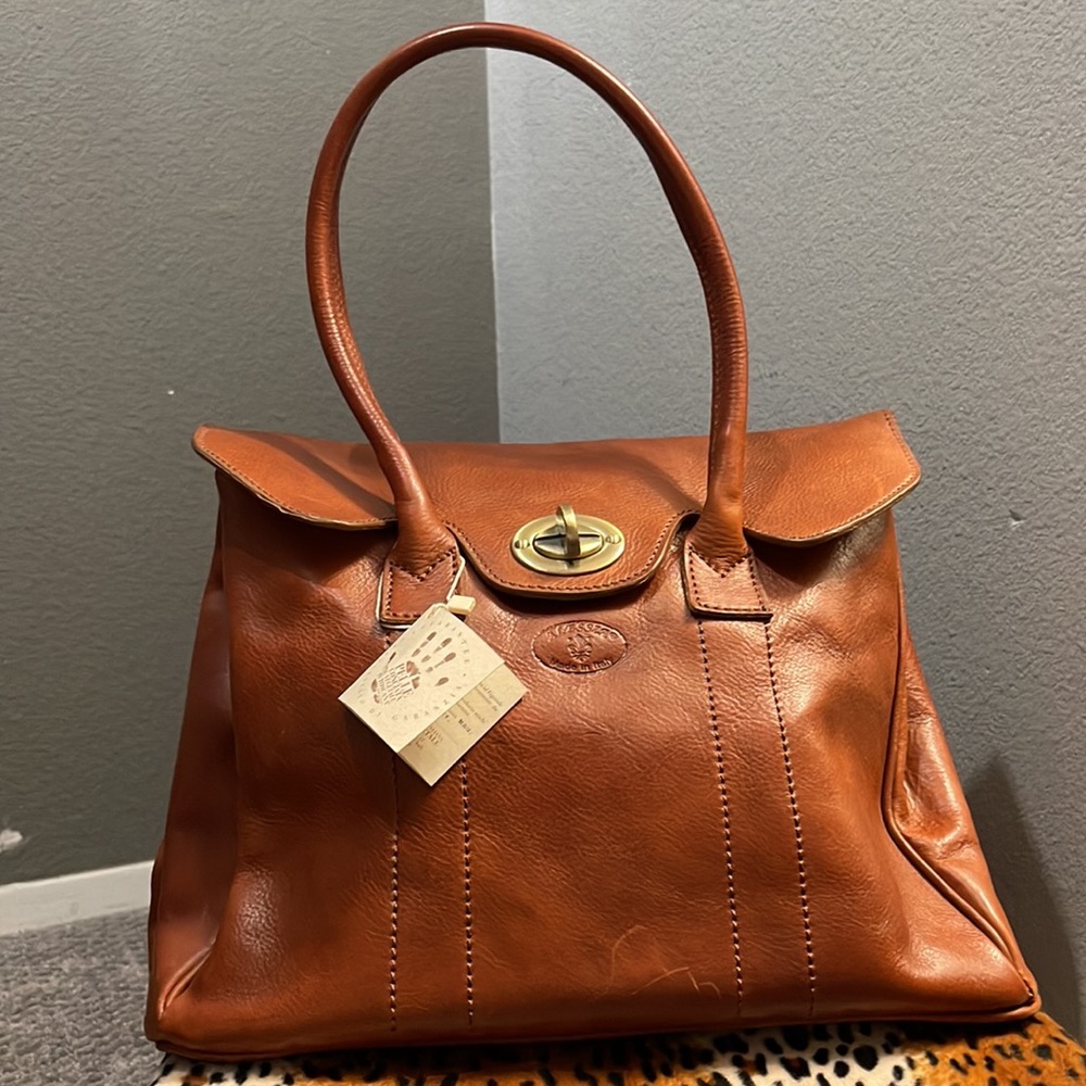 Brand new Italian Leather Pursue.